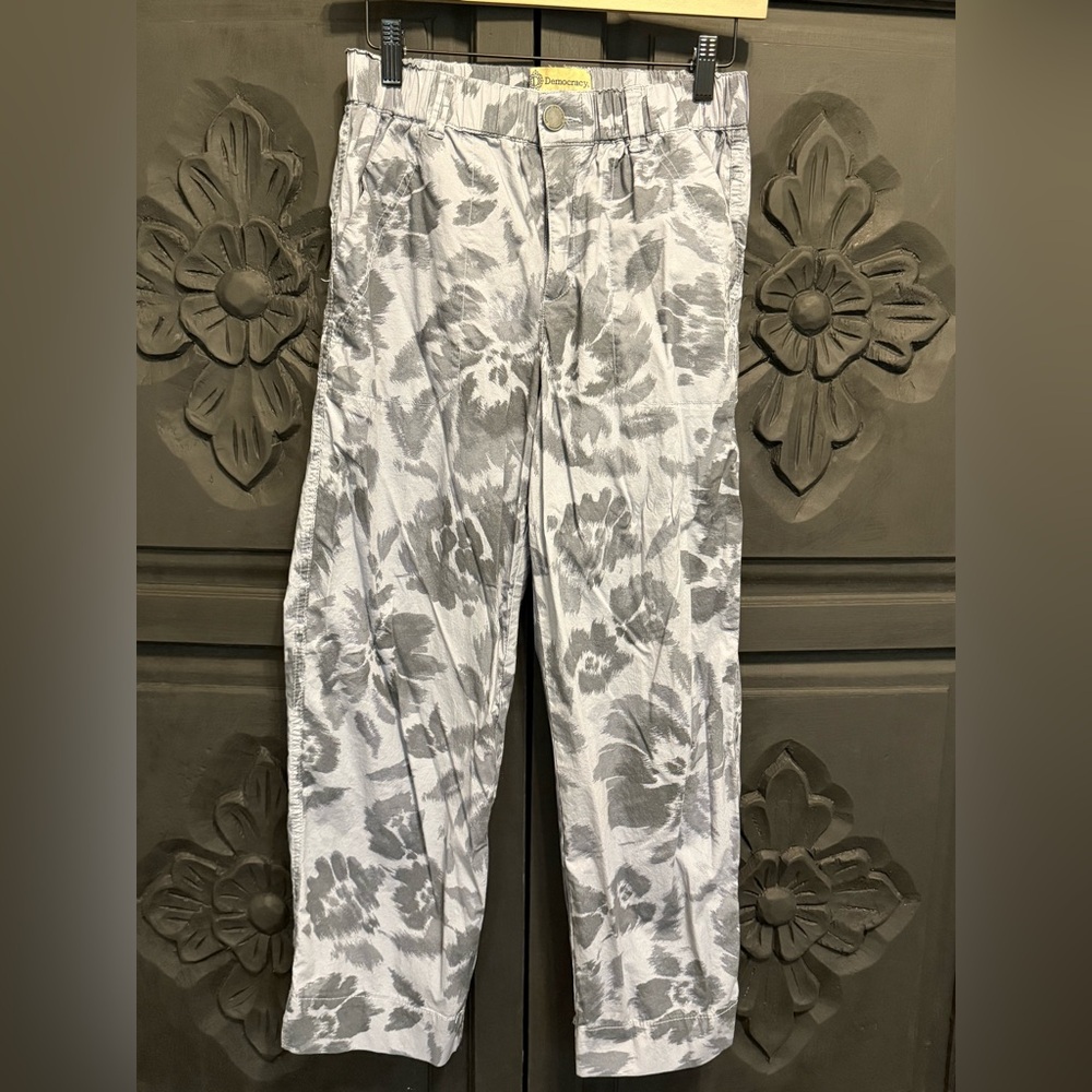 Democracy Floral Patterned Pants in Gray and Charcoal Size 6 - Picture 2 of 10